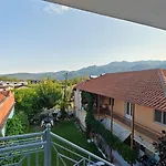 아파트 With Mountain View