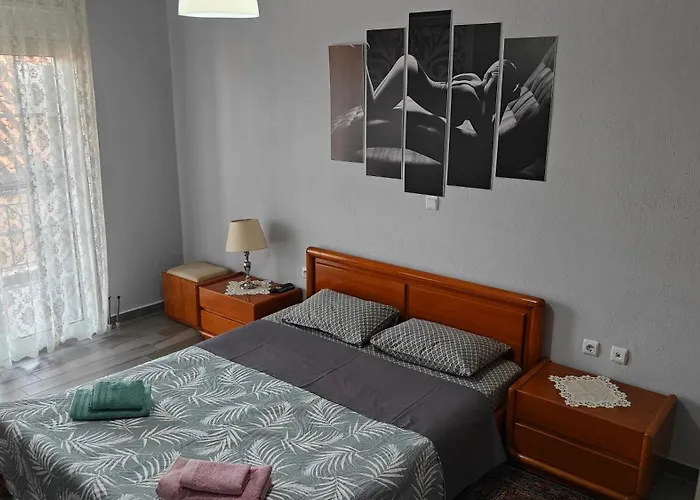 With Mountain View Káto Loutrákion