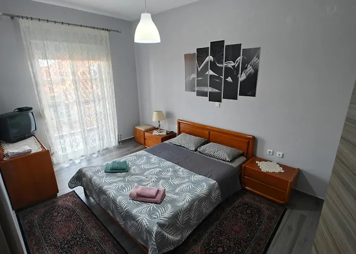 With Mountain View Káto Loutrákion