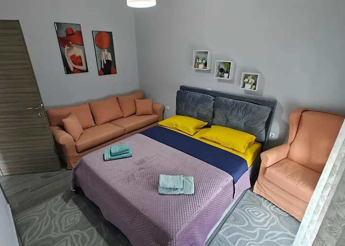 With Mountain View * Káto Loutrákion