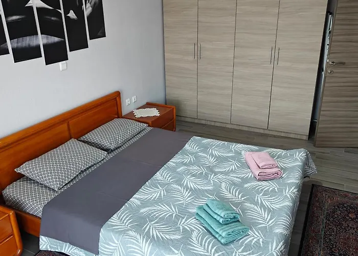 With Mountain View Káto Loutrákion